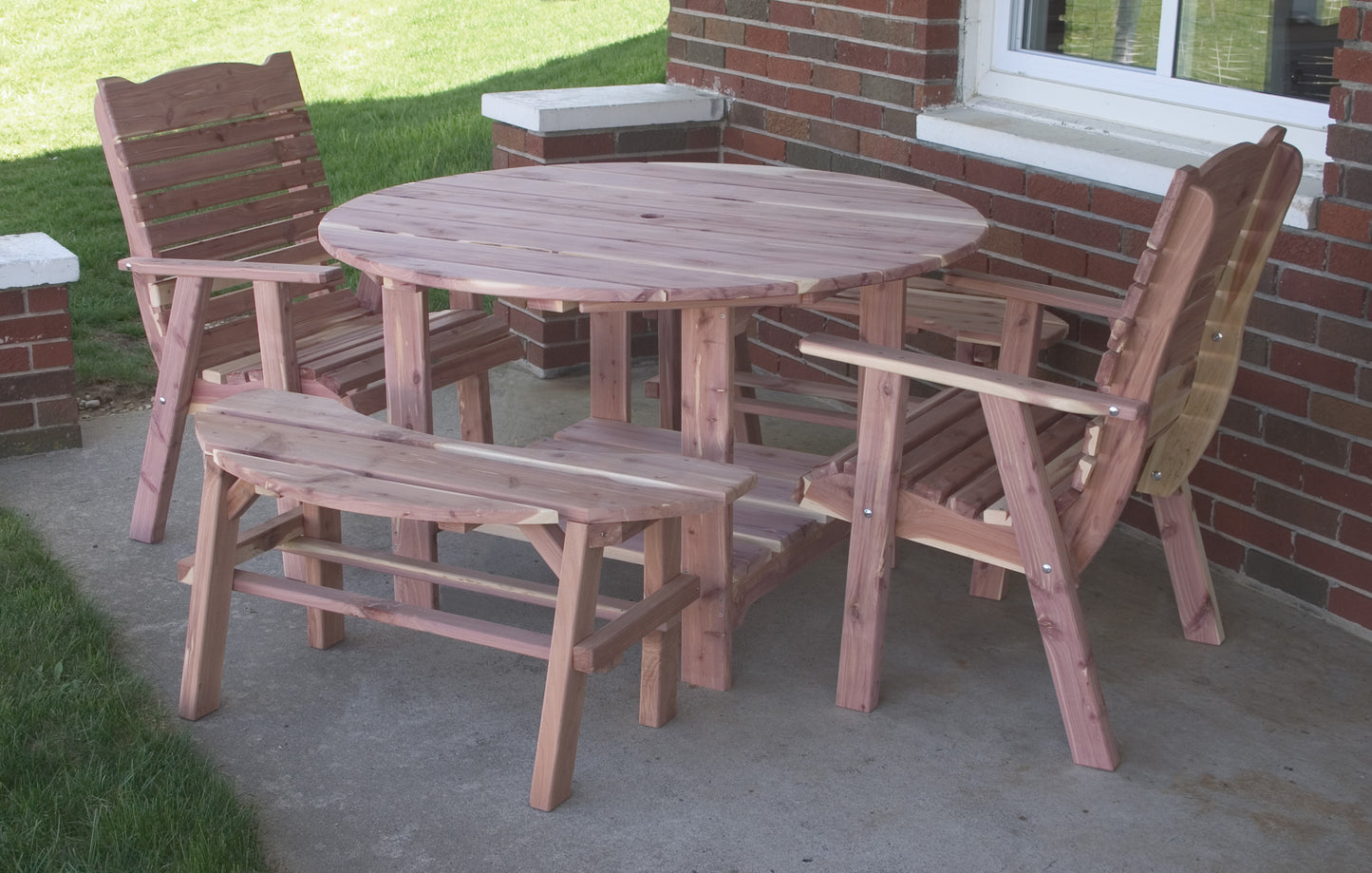 Amish-made Cedar Patio Furniture | Round Picnic Table